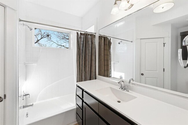 Building Photo - 1912 Haskell St