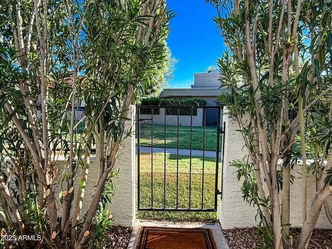 Building Photo - 8165 E Del Caverna Dr