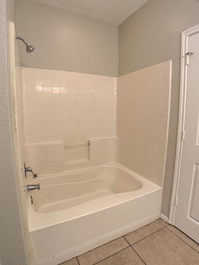 Building Photo - $600 Deposit* Beautiful 2/2 with pool view Balcony/ Tile through entire unit washer & dryer, wate...