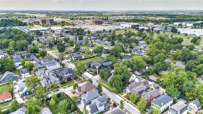 Building Photo - 242 SW D St