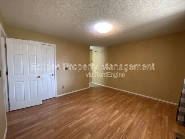 Building Photo - 626 Meadowood St