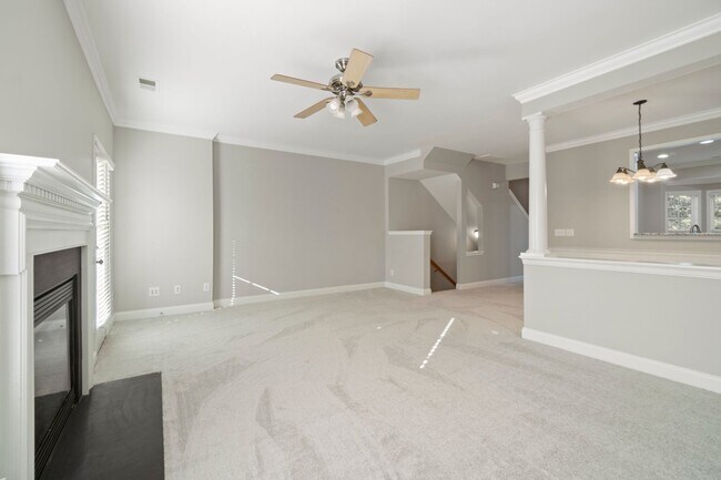 Building Photo - Newly remodeled townhome