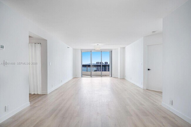 Building Photo - 19101 NE 36th Pl