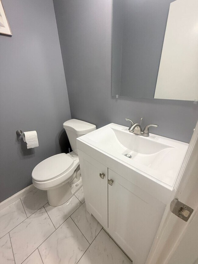 Building Photo - Spacious Modern 4 bedroom, 1 Full Ba, 2 Half bath