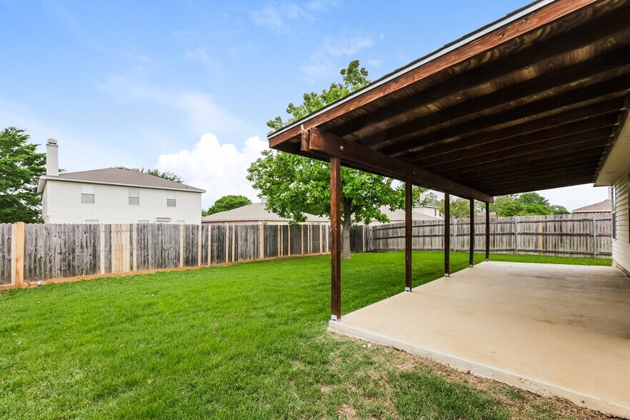 Building Photo - 8412 Seven Oaks Ln
