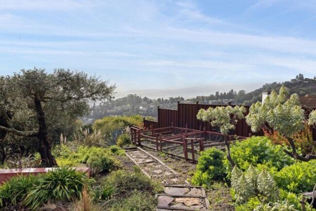Building Photo - Luxury Living Above The Bay -- Iconic views!