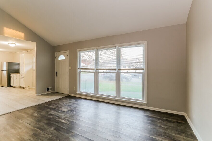 Building Photo - 1131 Lockwood Rd