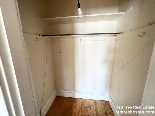 Building Photo - 10 Perkins St