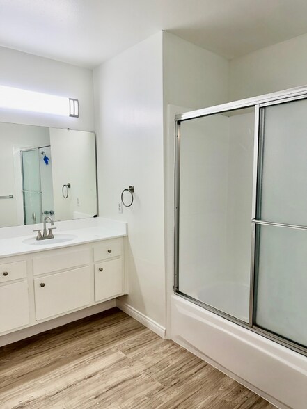 Building Photo - 17440 Burbank Blvd