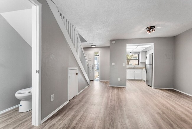 Building Photo - 2bedroom 1.5 Bath Town home **
