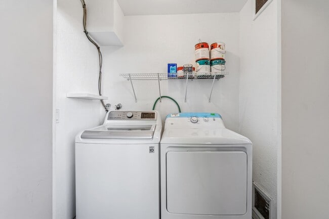 Building Photo - Remodeled 2 bed/2bath in Imperial Beach