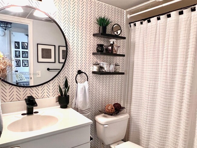 Building Photo - 2811 Somerset Dr