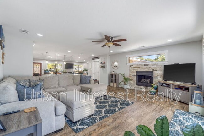 Building Photo - 708 Marcia Cir