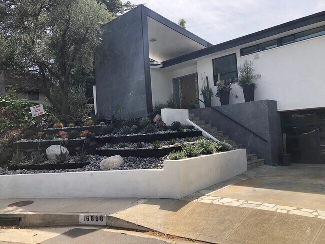 Building Photo - 16806 Mooncrest Dr