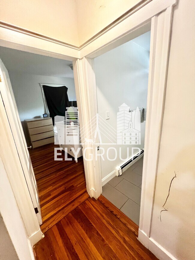 Building Photo - 165 Sharon St