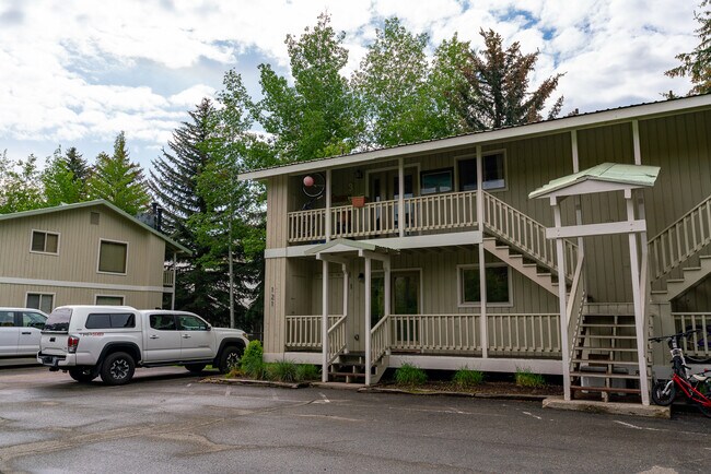 Building Photo - 121 Pinewood Ln