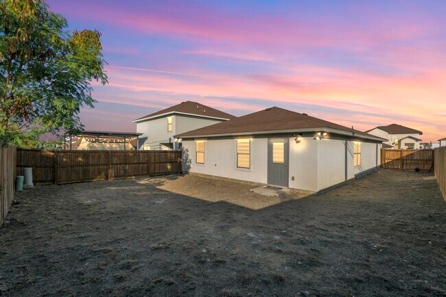 Building Photo - 5428 Encanto Dr