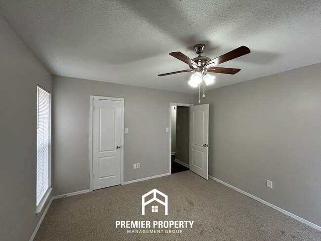 Building Photo - 3760 Ivanhoe Dr