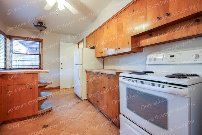 Building Photo - 2714 SE 48th Av