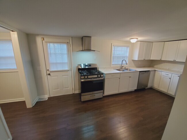 Building Photo - 525 Lilly Ave