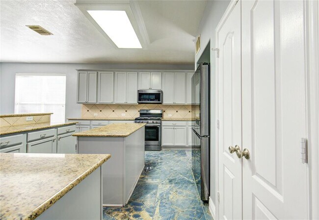 Building Photo - 5002 Laura Lee Ln