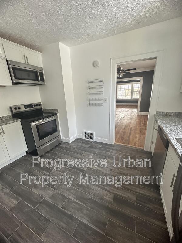 Building Photo - 1337 W 106th St