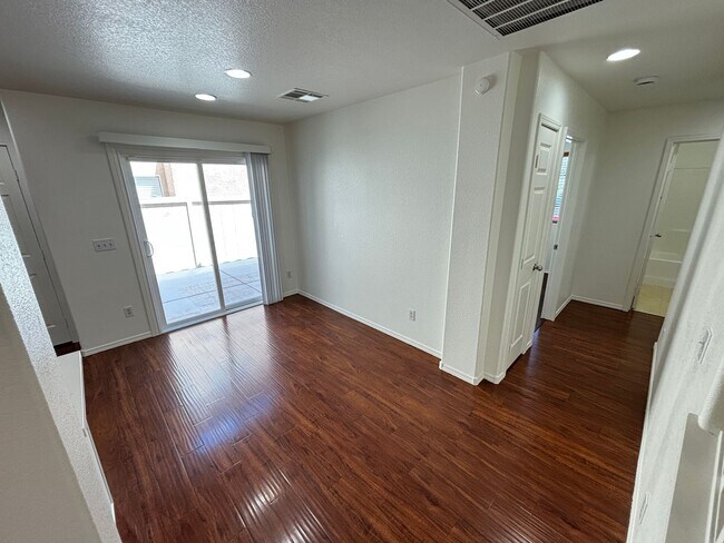 Building Photo - Beautiful 5Bed/2.5Bath/2Car home located near Seven Hills