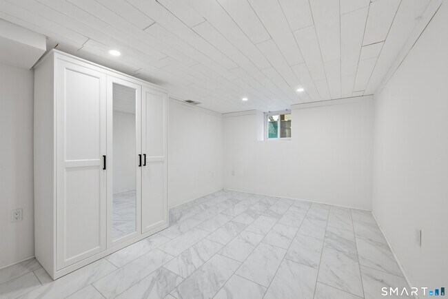 Building Photo - 24 Hollow Wood Ln