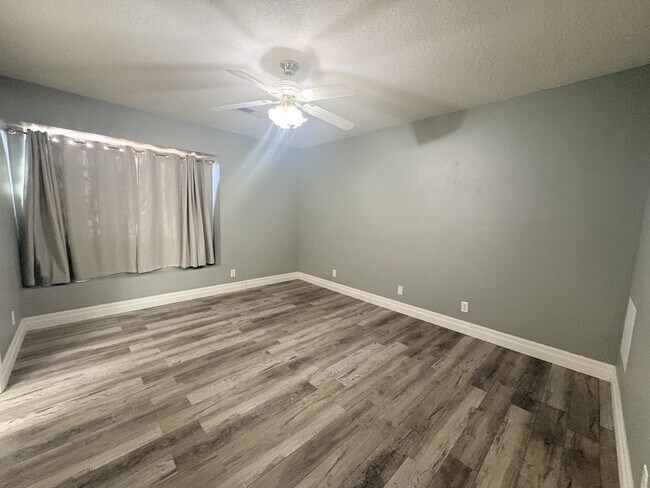 Building Photo - 4049 Montreal Loop NE