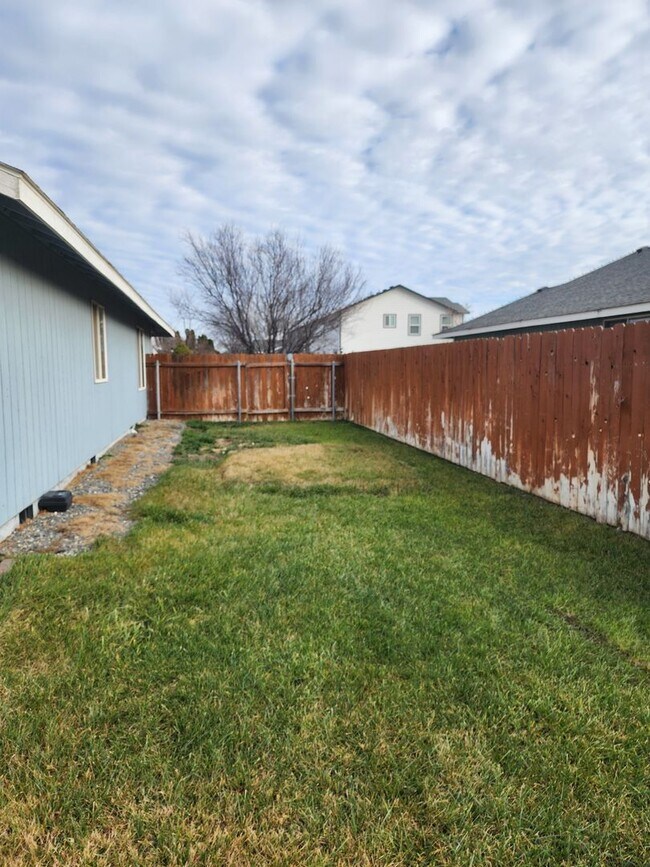 Building Photo - Beautiful home in Pasco