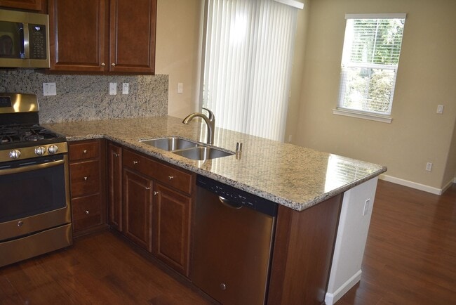 Building Photo - 3033 Village Park Dr