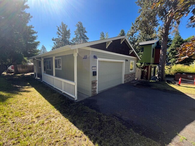 Building Photo - Charming Three Bedroom Home on Bend's West...