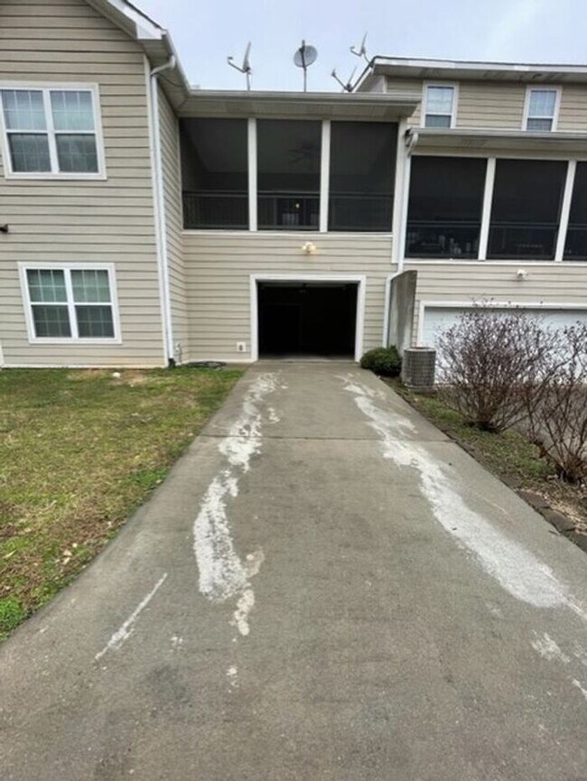 Building Photo - Spacious 3 Bed/ 3 Bath Townhome with two A...