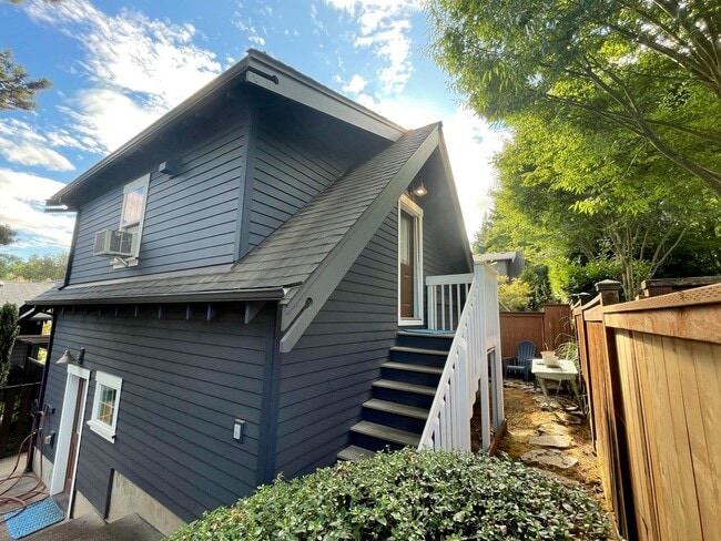 Building Photo - Furnished ADU in Multnomah Village on Quie...