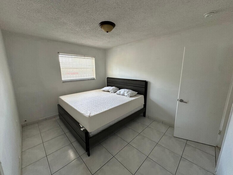 Building Photo - 881 SW 66th Ave