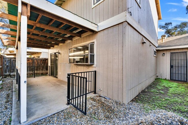 Building Photo - 4718 E Alamos Ave