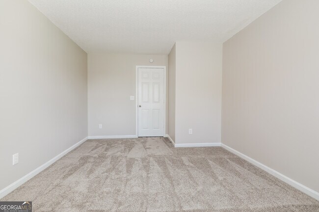 Building Photo - 465 Pinevale Ct