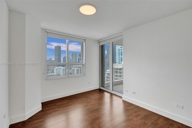 Building Photo - 848 Brickell Key Dr