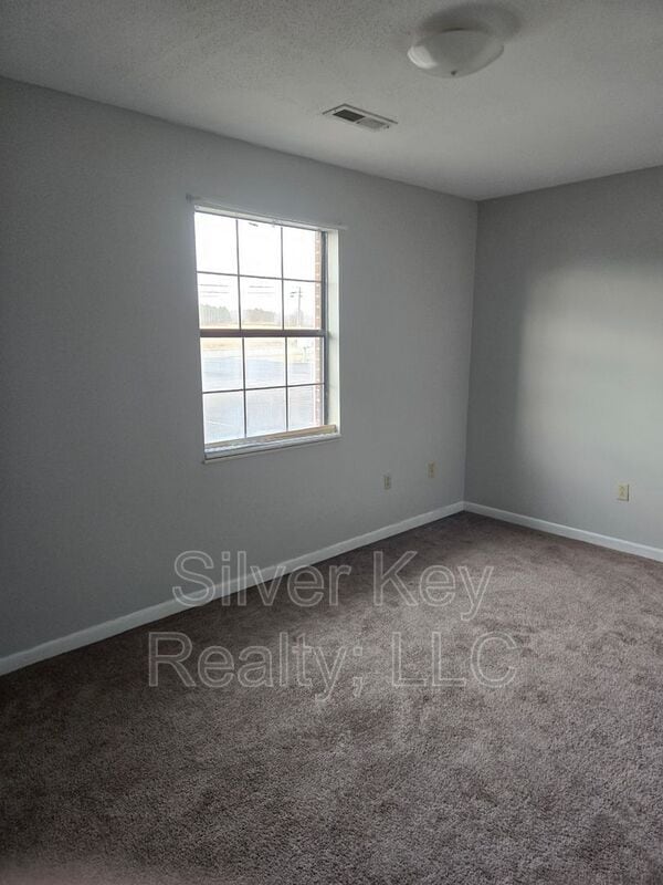 Building Photo - 823 Englewood Rd