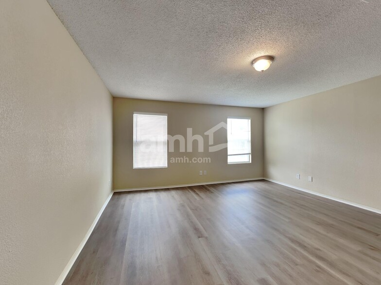 Building Photo - 4217 Meadowknoll Dr