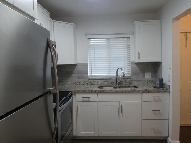 Building Photo - 9855 Sandalfoot Blvd