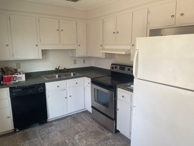 Building Photo - Charming Three Bedroom Home in Beacon Hills!