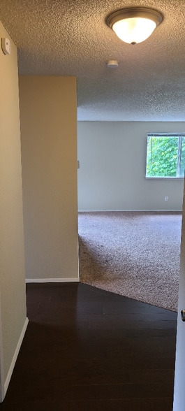 Building Photo - 1626 Kent Des Moines Rd