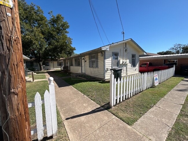 Building Photo - 1404 Bundrant Dr