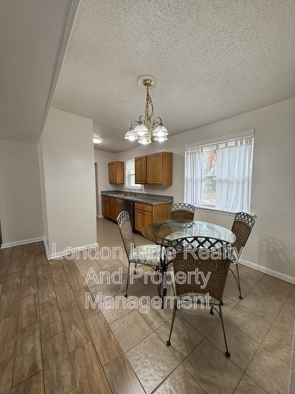 Building Photo - 909 La Marche Dr