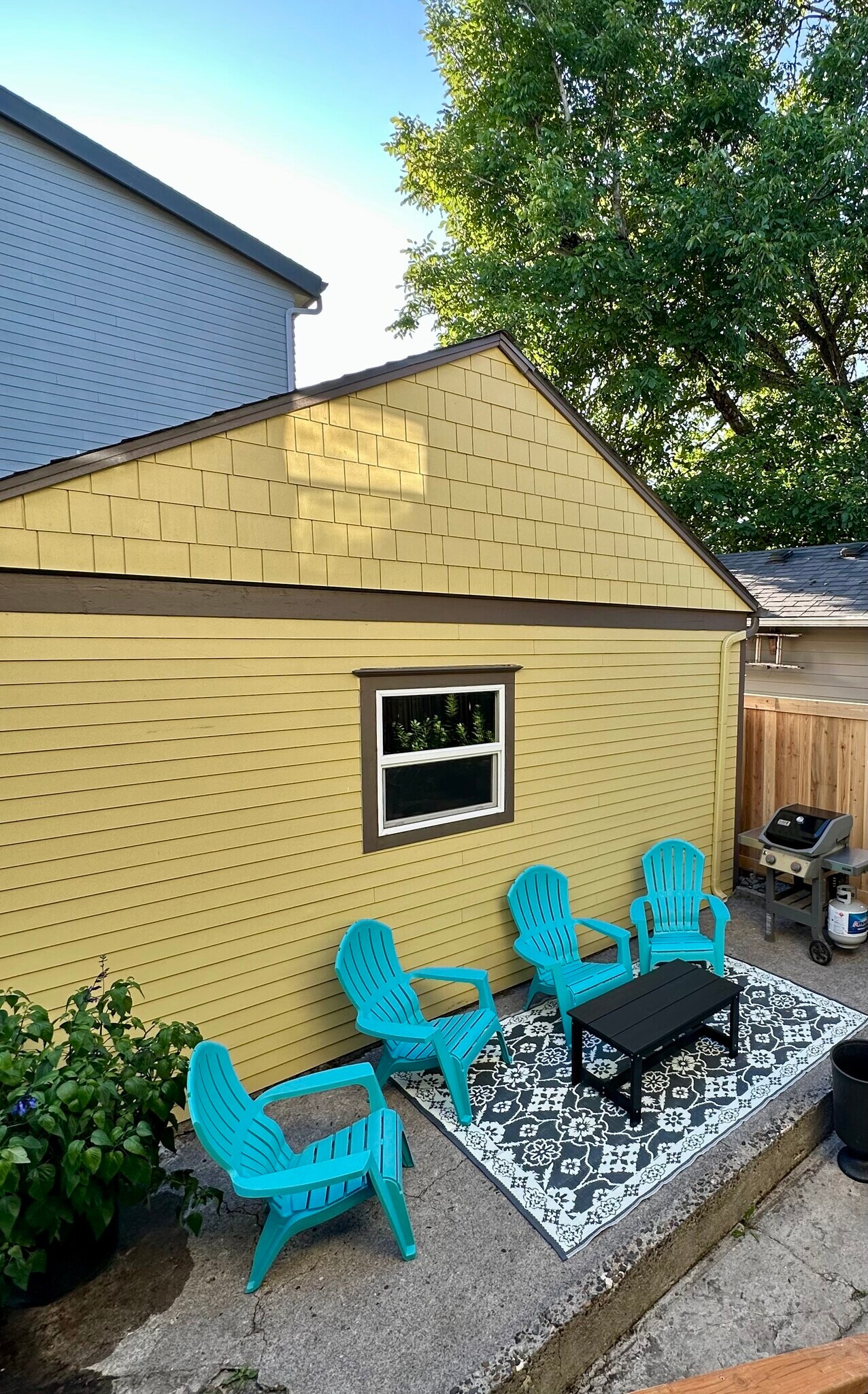 Building Photo - 729 NE Shaver St