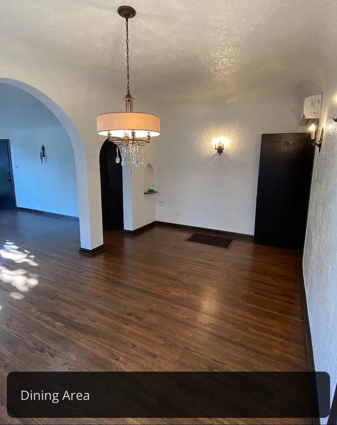 Building Photo - 2570 N Beachwood Dr
