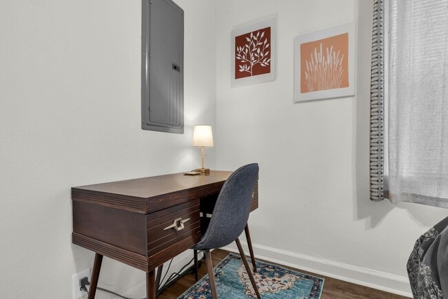 Building Photo - 306-306 Glenwood Cir