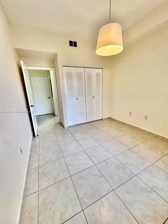 Building Photo - 7280 NW 114th Ave