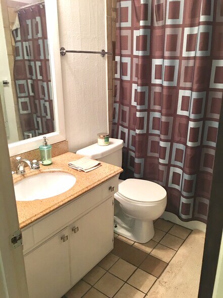 Building Photo - 209 Pine St